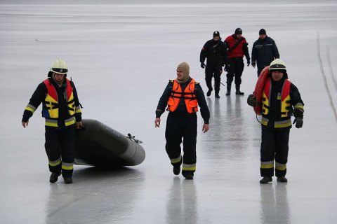 Шістьох рибалок, які опинилися на крижині, врятували у Дніпрі