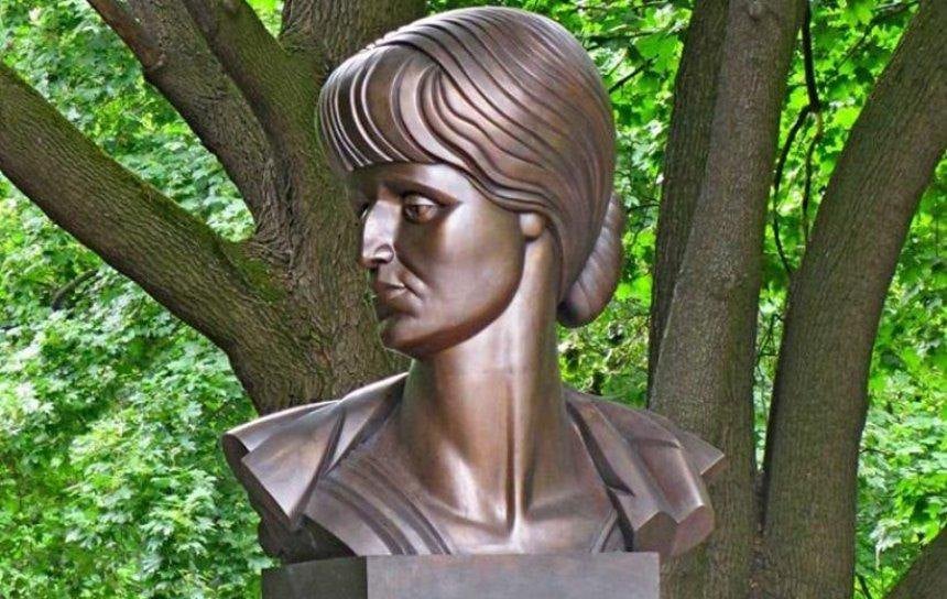 Ексклюзивна новина від Мартиненка-Кушлянського: цей пам’ятник Анні Ахматовій, встановлений у Маріїнському парку, невдовзі
демонтують. Його зводили «на російські гроші», каже експерт, а розмістили зумисно навпроти паркової скульптури Лесі Українки, щоб «розмивати українську ідентичність»