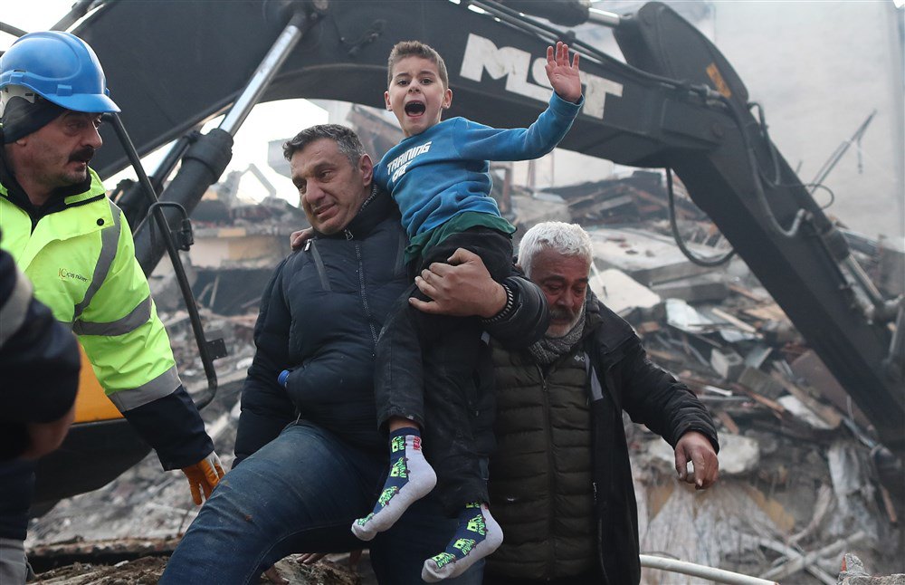 Восьмирічного хлопчика Їгіт Чакмак врятували зі зруйнованої будівлі приблизно через 52 години після сильного землетрусу в Хатаї, Туреччина, 8 лютого 2023 року.
