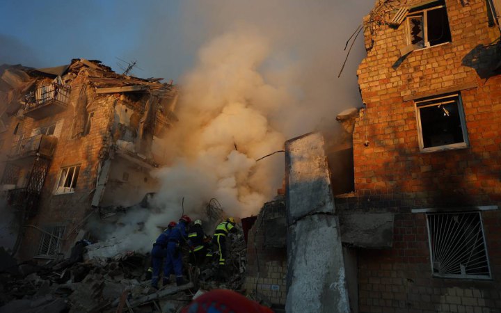 Зеленський про нічний обстріл: відомо про щонайменше 8 загиблих і десятки поранених. Чекаємо реакції КНР і Угорщини 