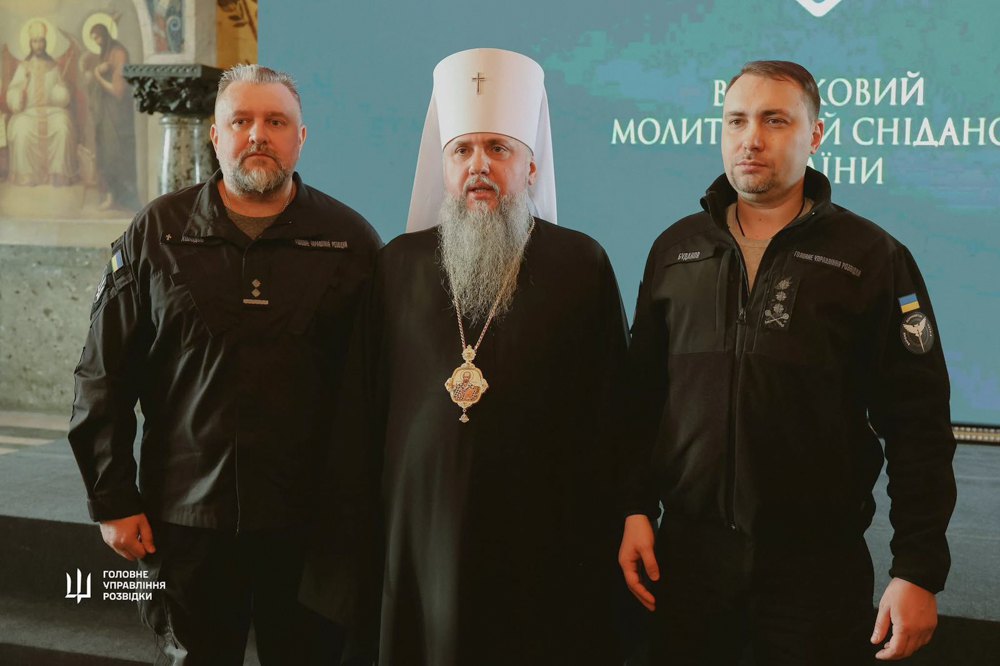 Разом із Предстоятелем ПЦУ Митрополитом Епіфанієм та колишнім начальником ГУР МОУ Кирилом Будановим.