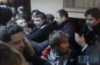 Двери в Киевсовете ломали спортсмены, которых привели активисты, – депутат