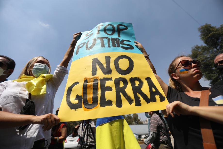 Українці, які проживають у Мексиці, протестують проти російського вторгнення в Україну біля посольства РФ в Мехіко, Мексика, 26 лютого 2022 року.