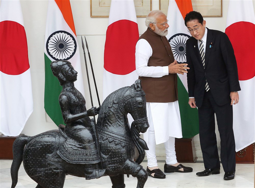 Прем’єр-міністр Індії Нарендра Моді розмовляє з прем’єр-міністром Японії Кішідою Фуміо перед зустріччю в Нью-Делі, 20 березня 2023 р.