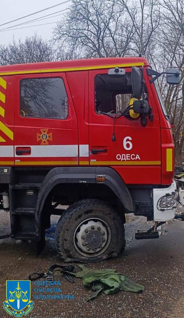 Пошкоджене авто рятуваньників в Одесі