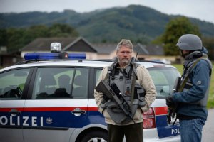 Австрийский браконьер застрелил трех человек и взял заложника