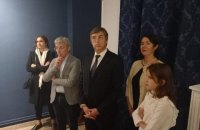 В Украинском культурном центре во Франции открылся почетный зал Алена Делона