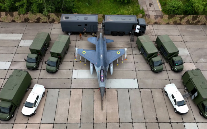Повітряні Сили ЗСУ отримали перші мобільні комплекси для обслуговування F-16