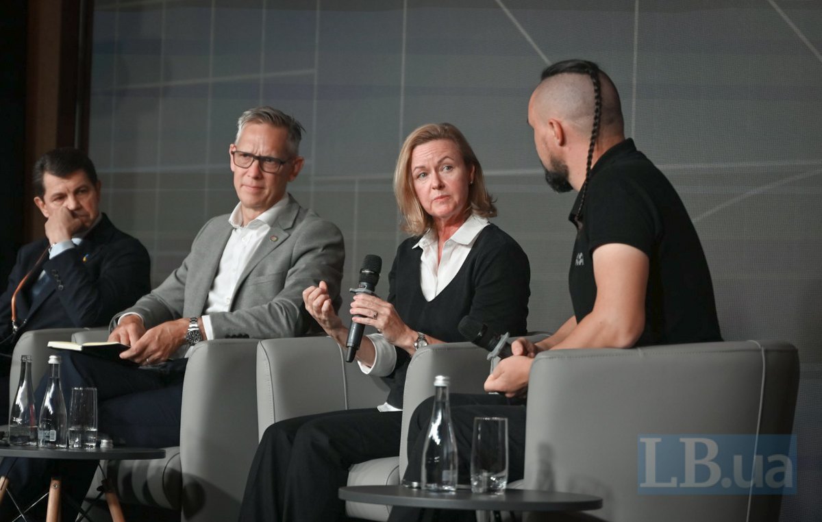 Виступ Стейсі Каммінгс під час форуму.