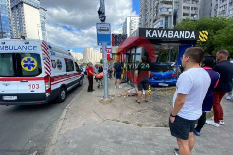 У Києві легковик після ДТП влетів у кав'ярню на зупинці, є постраждалі (оновлено)