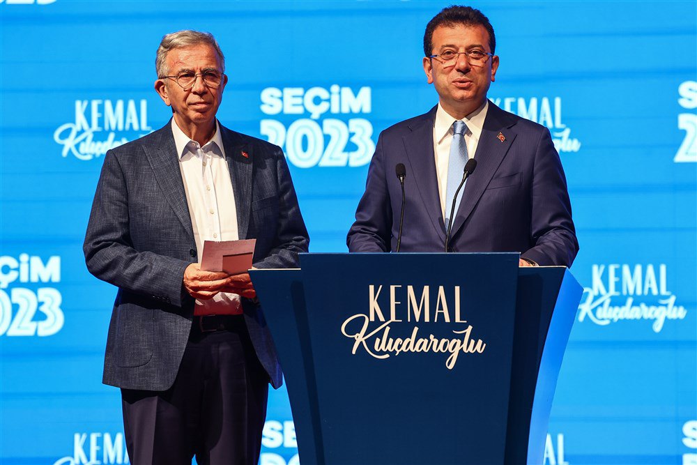 Мер Стамбула Екрем Імамоглу (праворуч) і мер Анкари Мансур Явас спілкуються з журналістами щодо результатів виборів, Анкара, 14 травня 2023 р.