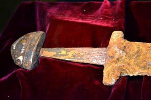 Рыбак вытащил из Днепра тысячелетний меч