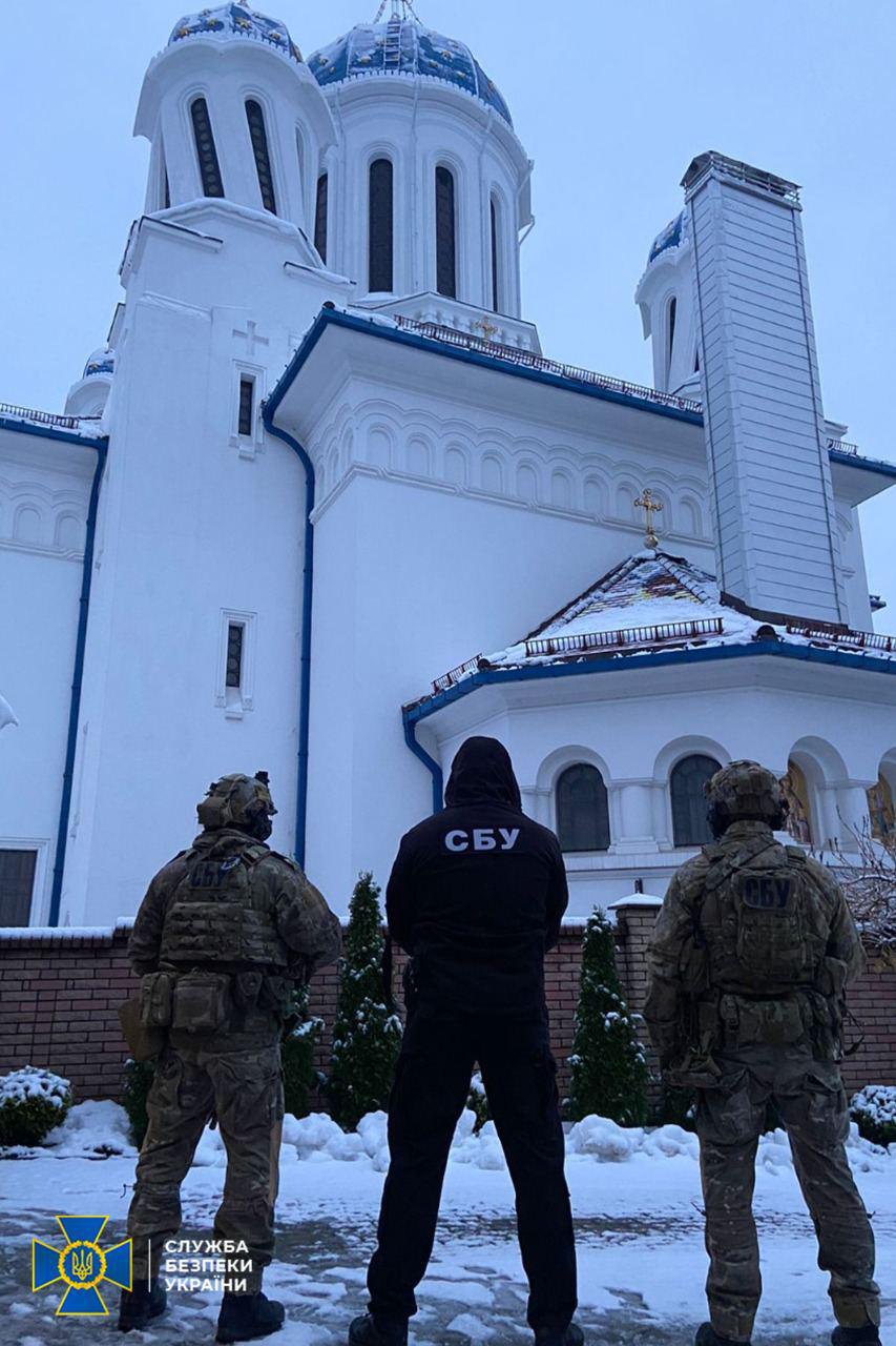 А ось і "мальчик в трусиках". СБУ під час обшуку заскочила секретаря Чернівецької єпархіі УПЦ МП з 17-річним хлопцем (ФОТО) 23