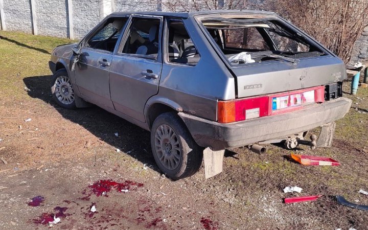 Ворожий дрон атакував авто з цивільними на Дніпропетровщині, двоє людей у важкому стані