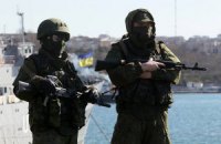 Російські військові встановлюють кулемети на аеродромі в Саках
