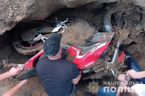 На Житомирщині чоловік украв мотоцикл і закопав його на своєму подвір'ї