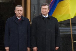 Турция отзывает посла в Париже, а Януковича оставили голодным