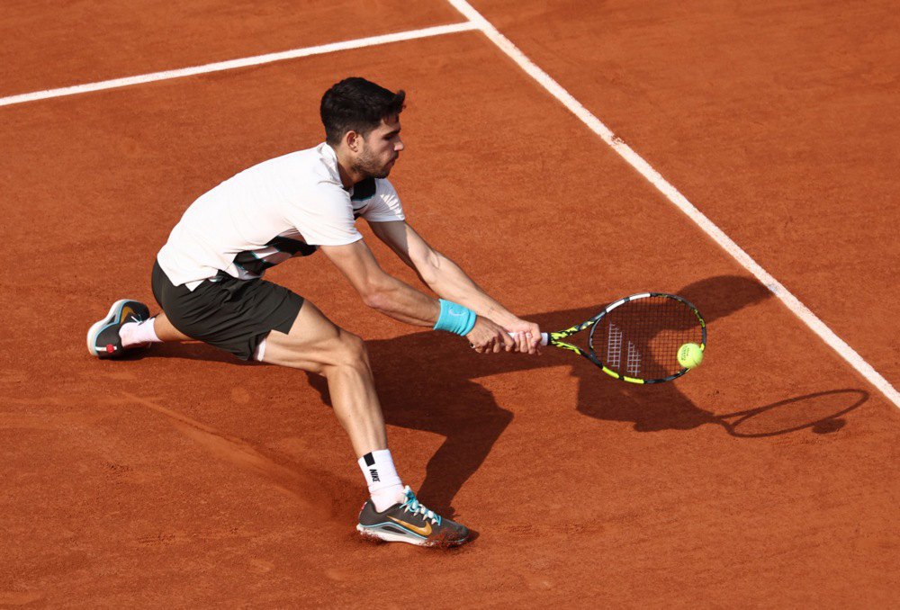 Карлос Алькарас намагається дотягнутися до м'яча