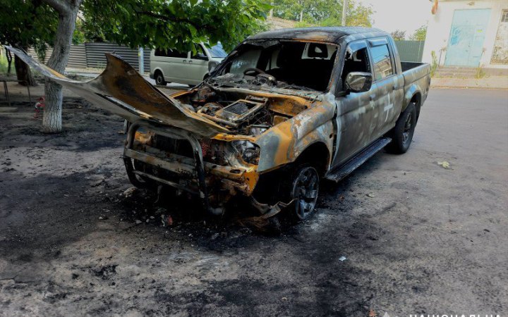 У Миколаєві затримали підлітків, які спалили два авто військових