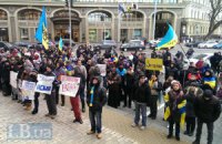 Участники митинга обняли здание киевской милиции (добавлено ВИДЕО)