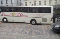 У центрі Києва туристичний автобус провалився в яму
