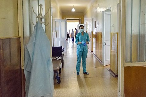 В Черновцах с подозрением на COVID-19 госпитализировали двух взрослых и ребенка