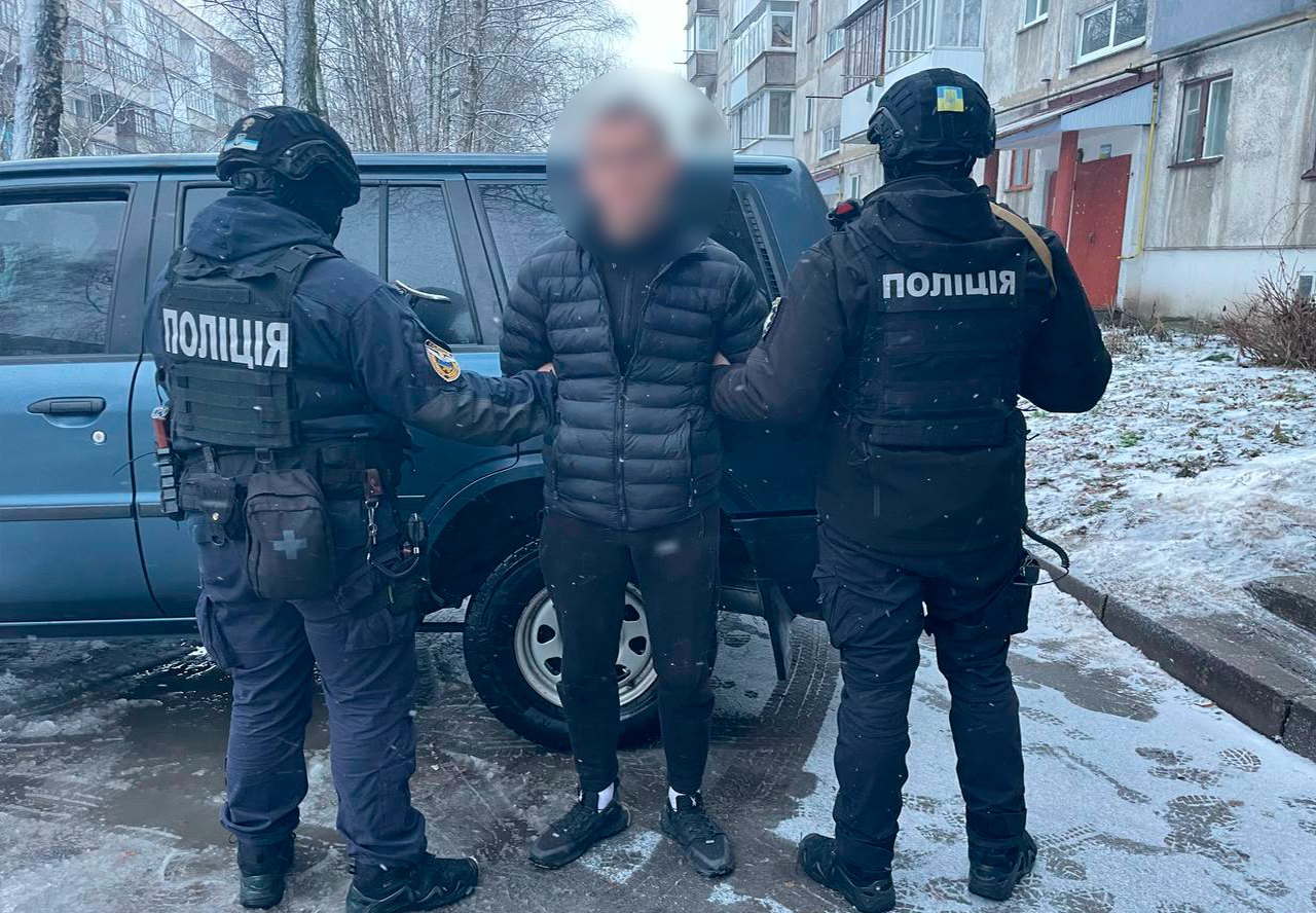 Затримання правоохоронцями учасника організованої групи злочинців, які на замовлення спалювали житло громадян у різних регіонах
країни.