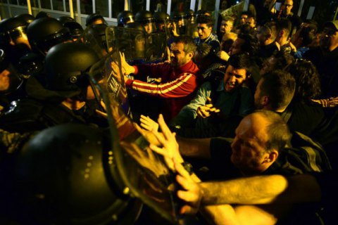 Влада Македонії відмовила опозиції у відтермінуванні парламентських виборів