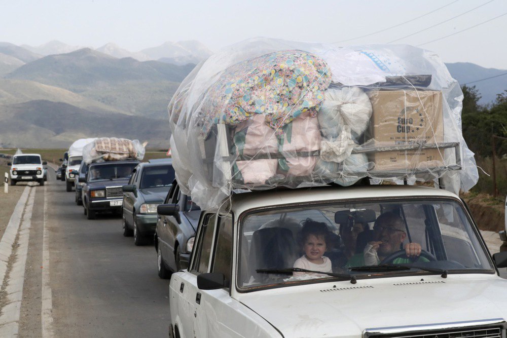 Етнічні вірмени, які покинули Нагірний Карабах, на своїх автівках пересуваються поблизу села Корнідзор, Вірменія, 29 вересня 2023 року