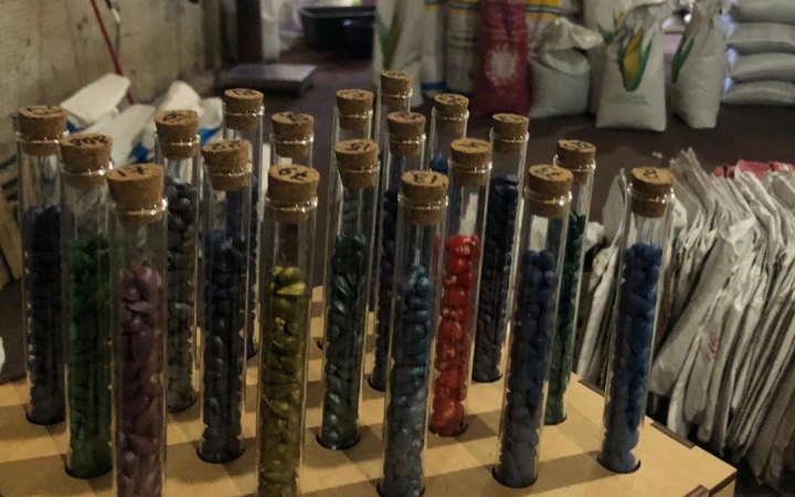 На Київщини ліквідували мережу підпільних цехів, де виготовляли насіння під виглядом відомих брендів