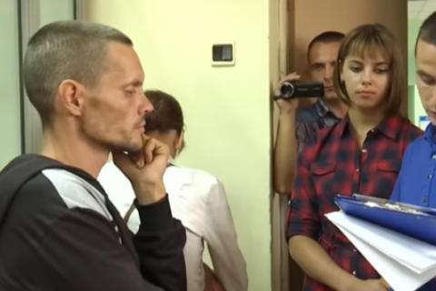 Новоукраїнського депутата, який морив 4-річного сина голодом, відпустили під домашній арешт