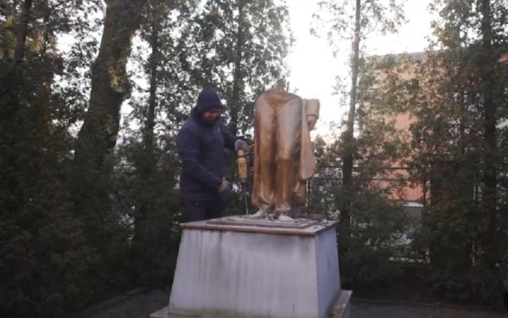 У Чернівцях демонтували останній пам'ятник Пушкіну