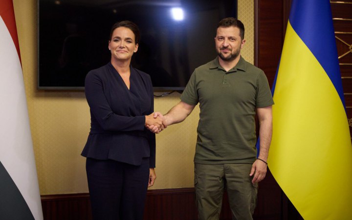 Зеленський обговорив із президенткою Угорщини важливість підтримки України у війні та інтеграції до ЄС і НАТО