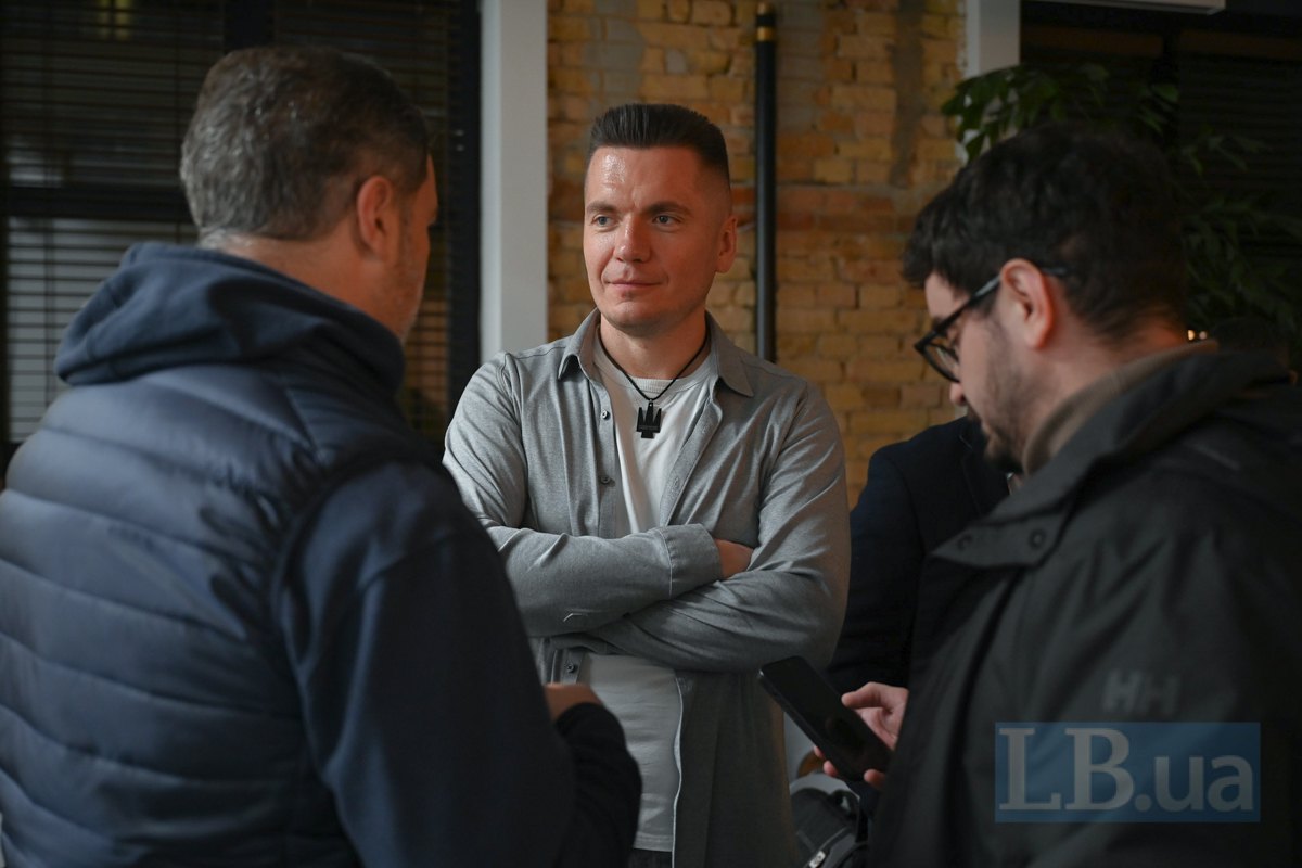 Засновник фонду ‘Повернись Живим’ Віталій Дейнега (в центрі)