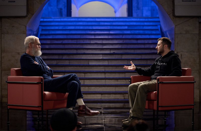 Розмова президента Володимира Зеленського з Девідом Леттерманом у спецвипуску Netflix, який було знято на на тимчасово закритій станції Майдан Незалежності. 