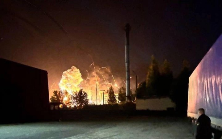 У російському Брянську палає аеродром та детонують боєприпаси