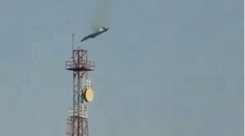 Вражений винищувач в небі над Аль-Джахрі, Кувейт, 2 березня 2026 року. 