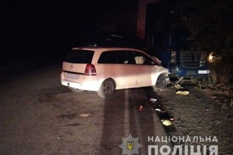 У Миколаївській області Opel зіткнувся з вантажівкою, серед постраждалих 5 неповнолітніх