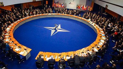 Празький саміт НАТО: балтійське розширення, кампанія в Іраку, умиротворення Путіна, провокація проти України 