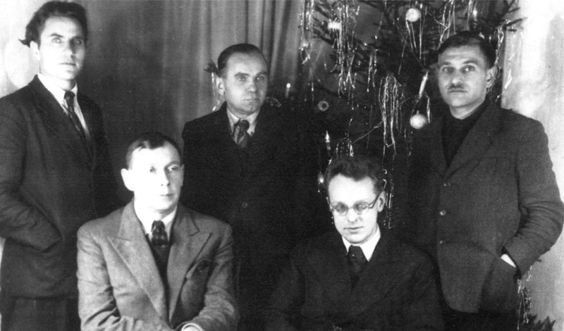 Учасники Мистецького Українського Руху. Зліва направо: стоять — Василь Барка, Улас Самчук, Ігор Костецький; сидять — Євген
Маланюк, Юрій Шевельов. 1947 року. Архів-музей УВАН ім. Дмитра Антоновича.&nbsp;МУР— організація українських письменників, які проживали в таборах для переміщених осіб у німецькій еміграції,
утворений у 1945 р. за ініціативою комітету, до якого входили Іван Багряний, Віктор Петров, Юрій Косач, Ігор Костецький, Іван Майстренко та Юрій Шерех. Головою організації був Улас Самчук.