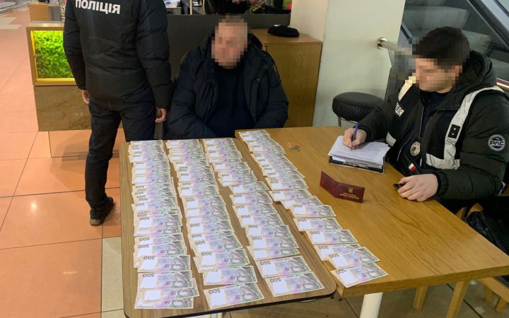 Посадовця КП “Київблагоустрій” затримали під час отримання 100 тисяч грн хабаря за дозвіл на торгівлю у столиці