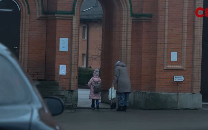 «Слідство.Інфо»: у підпільній школі при монастирі УПЦ МП у Києві діти вчаться за радянською програмою