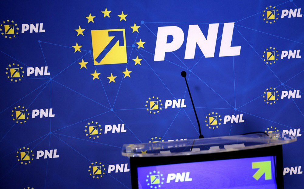 Порожня трибуна після засідання Націонал-ліберальної партії (<i>PNL</i>) у Палаці парламенту в Бухаресті, 15 червня 2026 року.