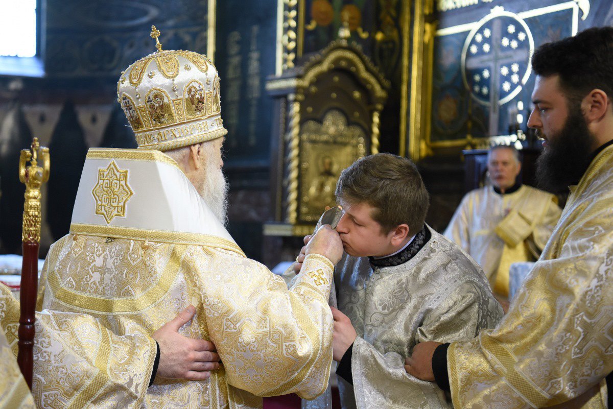 Останнім часом на богослужіннях Філарета підтримував диякон.