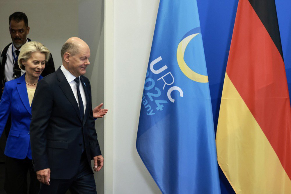 Президент Європейської Комісії Урсула фон дер Ляєн і канцлер Німеччини Олаф Шольц під час відкриття Конференції відновлення України 2024 у Берліні, 11 червня 2024 року.