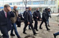 Порошенко прибыл на допрос в Государственное бюро расследований, но отказался давать показания (дополнено) 