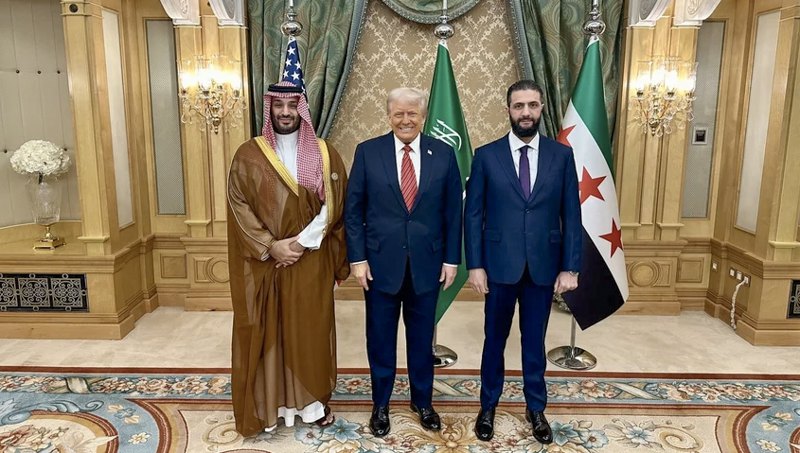 Президент США Дональд Трамп зустрівся з тимчасовим главою Сирії Ахмадом аль-Шараа за посередництвом спадкового
принца Саудівської Аравії Мухаммеда Ібн Салмана, 14 травня 2025 року.