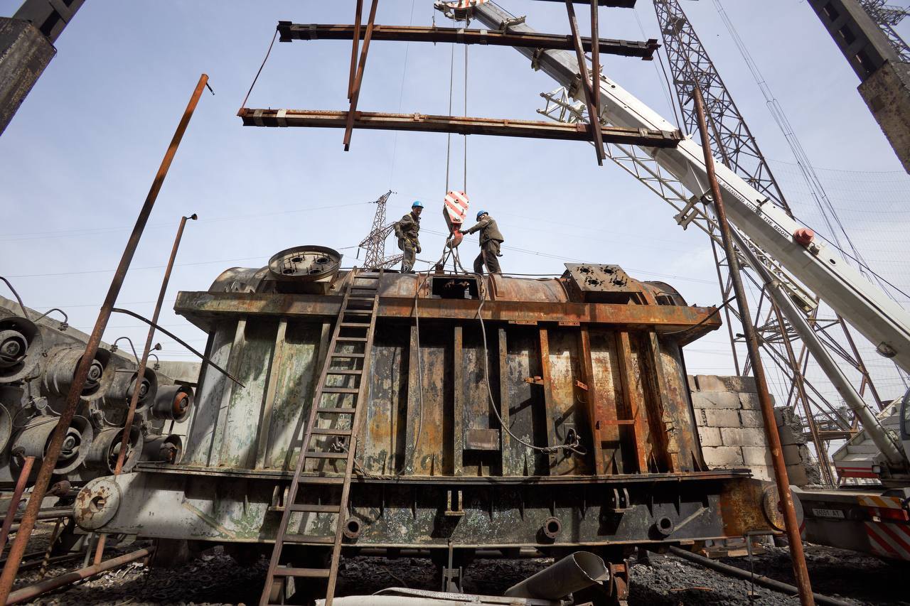 Працівники аварійно-ремонтних бригад відновлюють інфраструктуру після обстрілів.