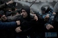 "Беркут" и "титушки" дерутся с митингующими у здания Кабмина