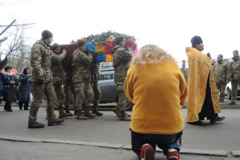 Військовий загинув, п'ятьох поранено за добу на Донбасі